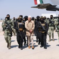 Así fue el traslado de Rafael Caro Quintero y 28 narcotraficantes a EU (Fotogalería)