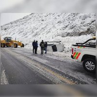 Un auto perdió estabilidad por el hielo en la calzada y volcó al costado de la Ruta 237