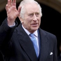 El rey Carlos III reanuda sus apariciones públicas con visita a organización contra el cáncer