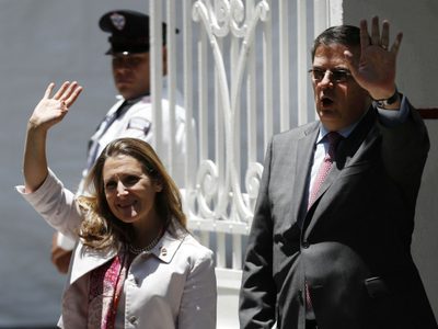 AMLO recibe a canciller y secretarios de Estado canadienses en su casa de transición