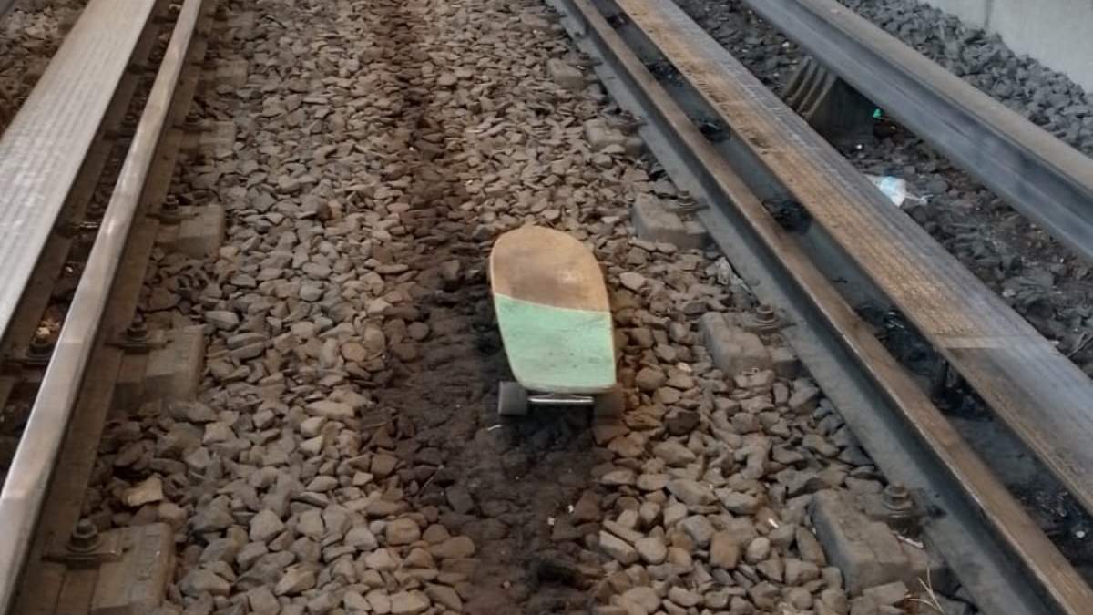 Patineta en vías del Metro