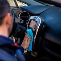 Con dos ingredientes: el truco para limpiar el polvo en el tablero de tu auto, que quede reluciente y con rico olor