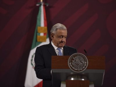 AMLO manda condolencias por la muerte de Carlos Romero Deschamps