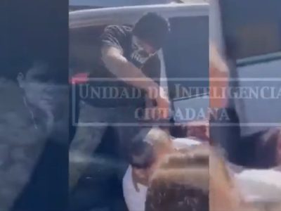Civiles armados rapan a una mujer que les reclamó por obstruir el estacionamiento