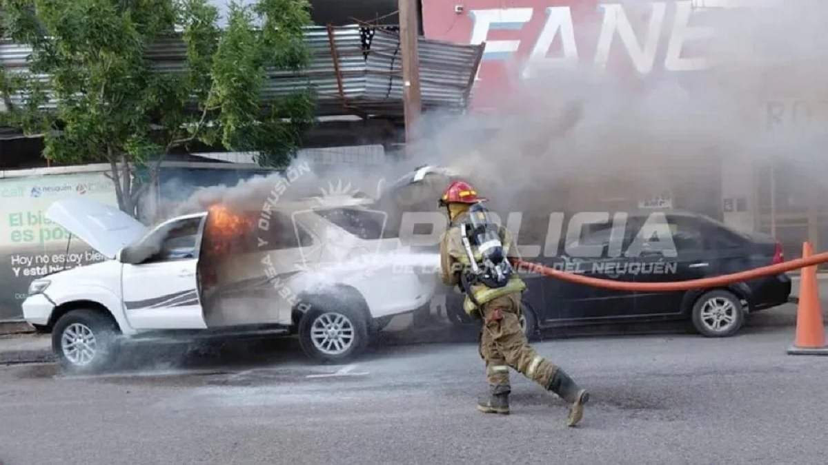 El incendio afectó parte del habitáculo de la camioneta Toyota SW4 en la puerta de un taller mecánico. Fuente (Policía de Neuquén)
