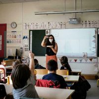 Un grupo de trabajadores sanitarios pidió al Gobierno de Francia posponer la vuelta a clases