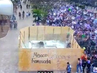 Mujeres con el rostro cubierto resultan heridas tras romper vidrio en la entrada del Metro Hidalgo
