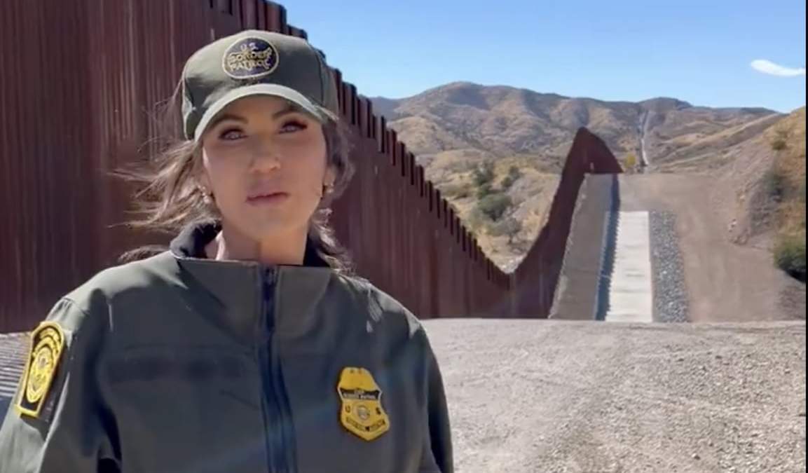 La secretaria de Seguridad Interior de Estados Unidos, Kristi Noem en el muro fronterizo que divide a México y Estados Unidos