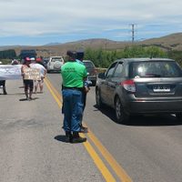 Vecinos de Junín de los Andes cortaron la Ruta 40 en reclamo por la falta de agua