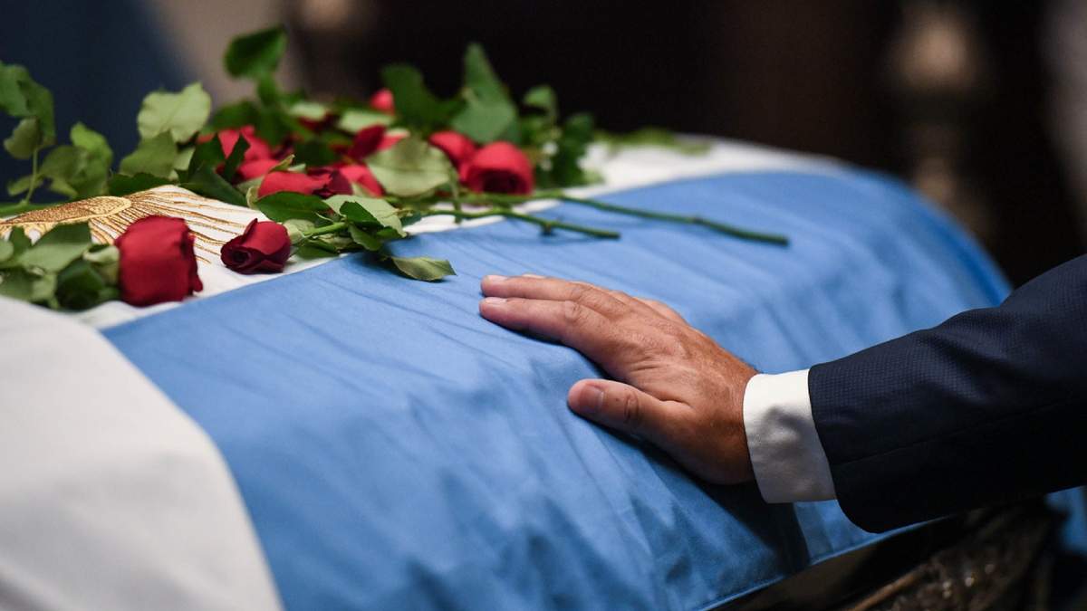 Imagen representativa del cortejo fúnebre con los restos de Carlos Menem en el Congreso de Argentina. Fuente: (Twitter)