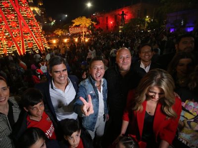Abuchean a Enrique Alfaro durante el encendido del árbol navideño (Video)