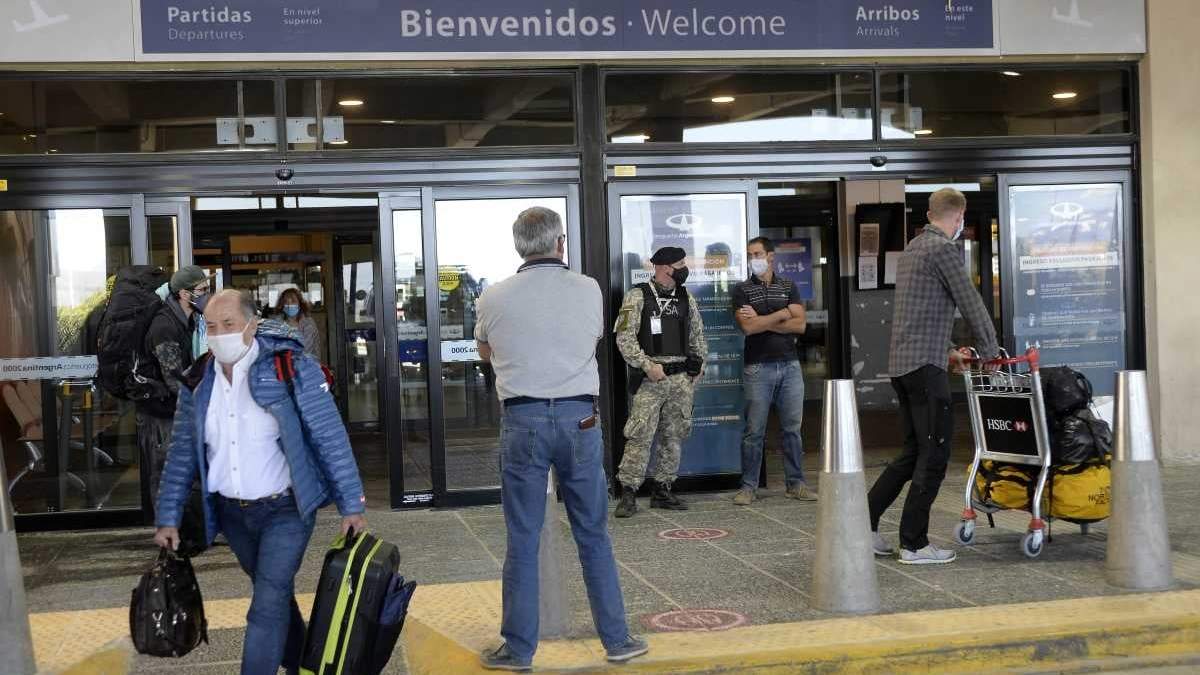 Ciudadanos en el Aeropuerto de Bariloche, Río Negro. Fuente: (Twitter)