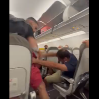 ¡Por una maleta! Pasajeros protagonizan pelea en un avión (video)