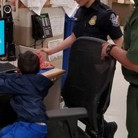 Una escena desgarradora en la frontera México-EU: un niño pequeño vagando solo