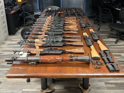 Agentes de la CBP detienen a una estadunidense que intentó introducir un arsenal a México
