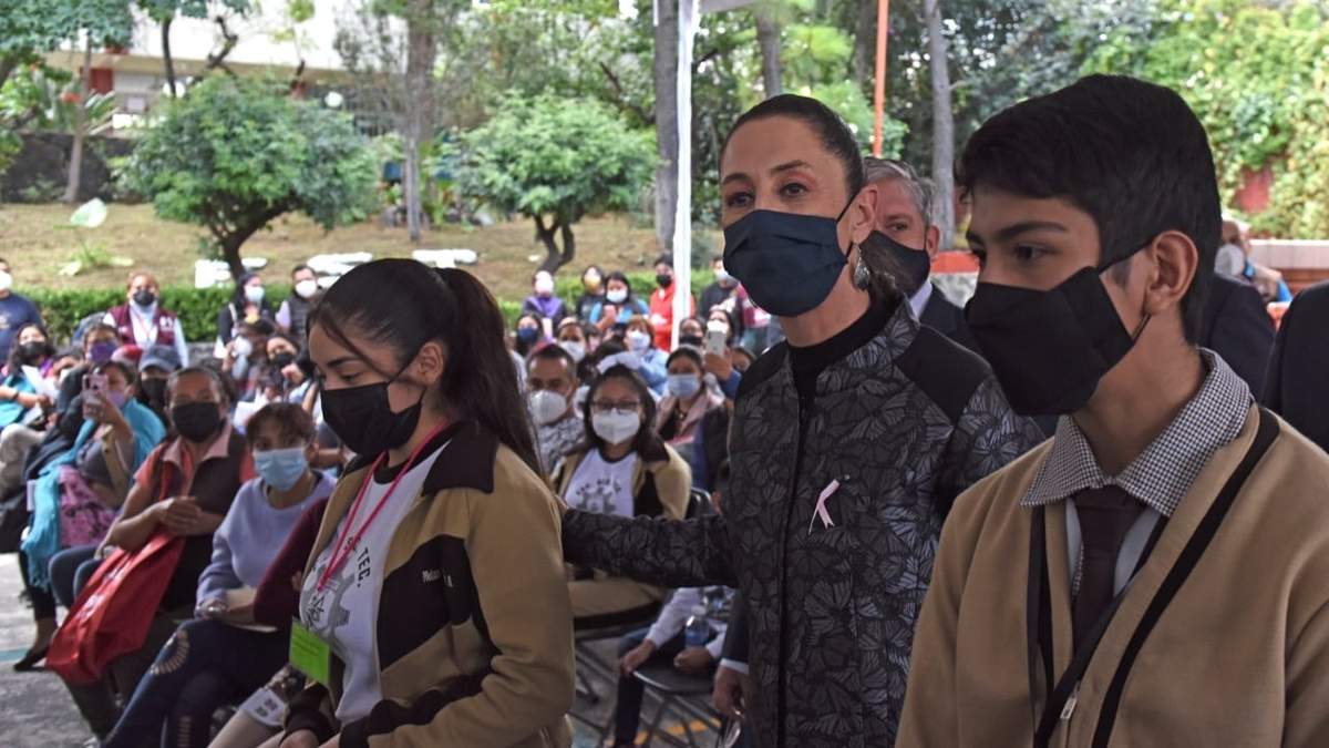 La mandataria capitalina acudió a la Escuela Secundaria Técnica número 67 "Francisco Díaz de León"