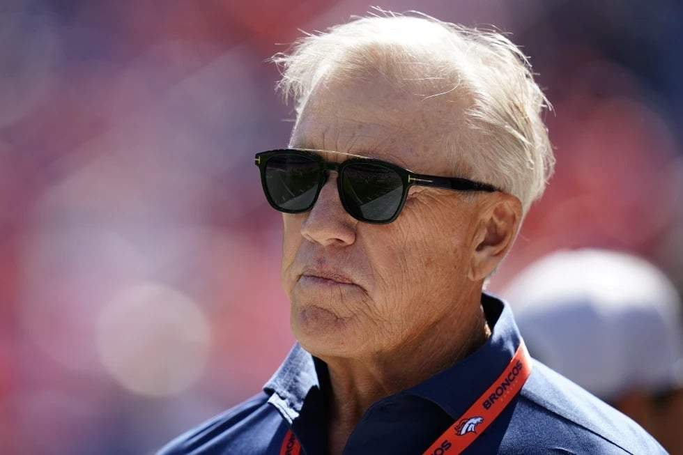 John Elway, consultor de los Denver Broncos, observa el partido contra los Houston Texans durante un partido de fútbol americano de la NFL, el 18 de septiembre de 2022, en Denver.