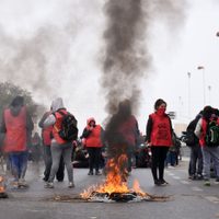 Las organizaciones sociales mantienen los cortes y se preparan para pasar la noche en los puentes