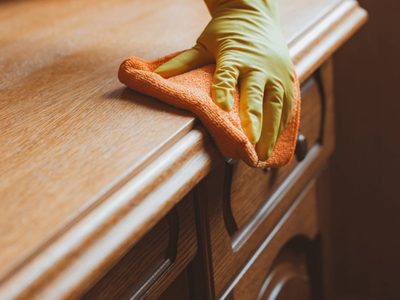 Conocé este truco de la abuela para eliminar por completo las manchas en tus muebles de madera