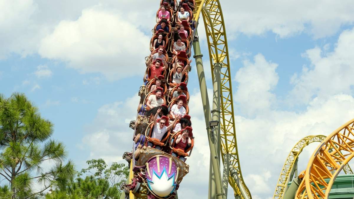 Varias personas en la montaña rusa Stardust Racers en el parque temático Epic Universe en Universal Resort Orlando, el 10 de abril de 2025, en Orlando, Florida