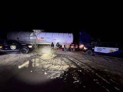 Descubren a dos huachicoleros ordeñando ducto de Pemex en Coahuila