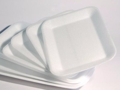 No tires la bandeja de telgopor y creá la corona navideña más chic y elegante para tu deco en estas Fiestas