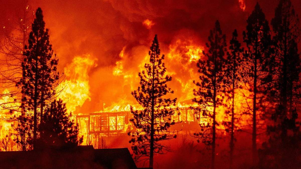 Trabajan más de 2.100 bomberos. Fuente: (Twitter)