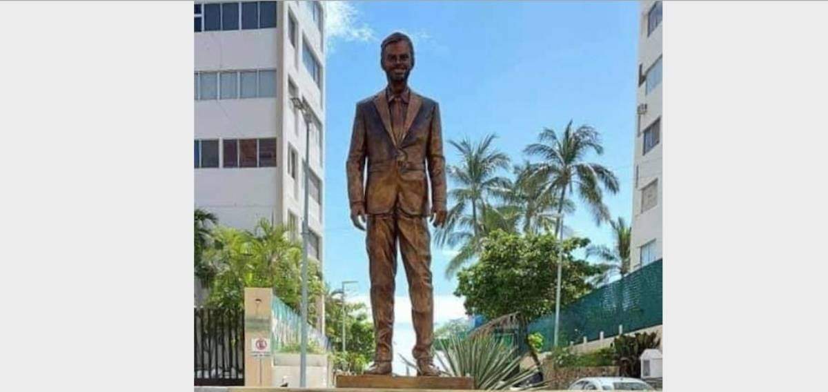 La estatua del actor en una glorieta del puerto guerrerense