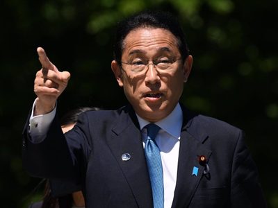 Hijo del primer ministro japonés en la mira por ir de compras y pasear durante viajes oficiales