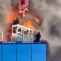 Bomberos de Reino Unido rescataron a una persona de un edificio en llamas