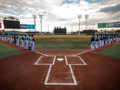 Probeis batea al beisbol femenil