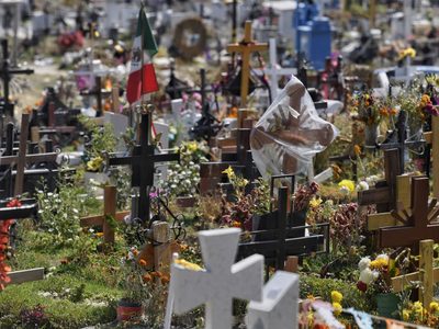 Lo detienen con crucifijos de bronce robados de un panteón en la Álvaro Obregón