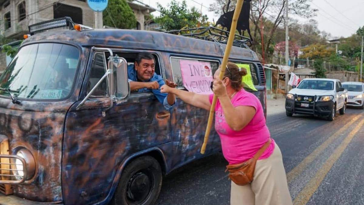 Salgado Macedonio a la cabeza de la caravana hacia la CDMX