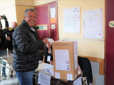 Rolando Figueroa votó en la Escuela 125: “Debemos ser muy prudentes en lo que viene”