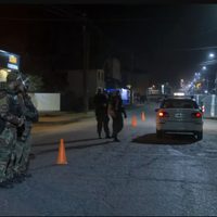 Chocó a un turista, lo agredió y luego casi atropella a un policía al escapar de un control