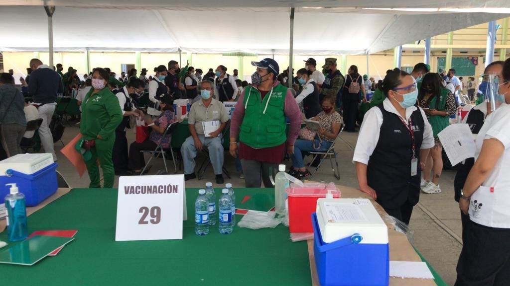 Vacunación de adultos mayores en la alcaldía Venustiano Carranza
