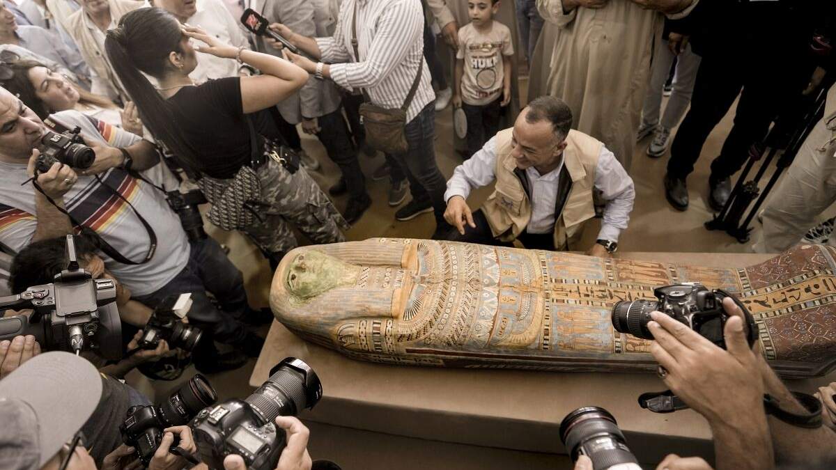 Mostafa Waziri, secretario general del Consejo Supremo de Antigüedades de Egipto, muestra un sarcófago antiguo de madera en el sitio de la pirámide escalonada de Zoser, en Saqqra, a unos 24 kilómetros al suroeste de El Cairo, Egipto