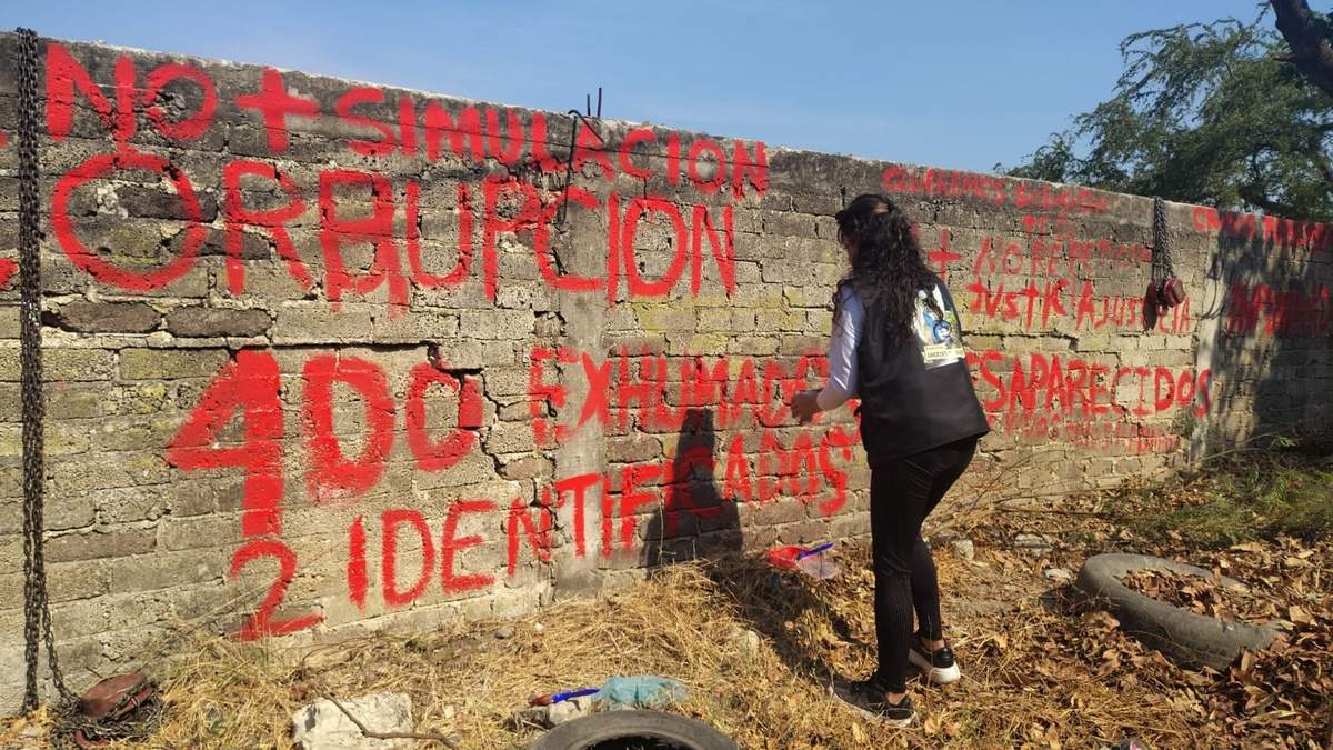 Familias intervienen barda del panteón de Jojutla para exigir plan integral de exhumaciones
