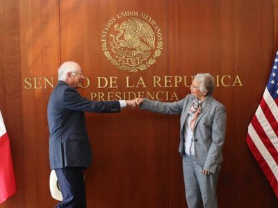 Ken Salazar se reúne en el Senado con Sánchez Cordero y Monreal Ávila