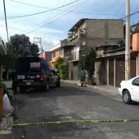 Hallan los cadáveres de un hombre apuñalado y otro baleado en la CDMX