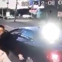 Chofer de Cabify tira de una patada a mujer vigilante en Puebla (Videos)
