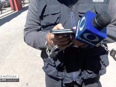 Detienen a reportero de Televisa mientras hacía enlace en vivo (Video)