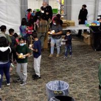 Ante las críticas, gobierno de EU muestra imágenes de los centros de menores migrantes no acompañados