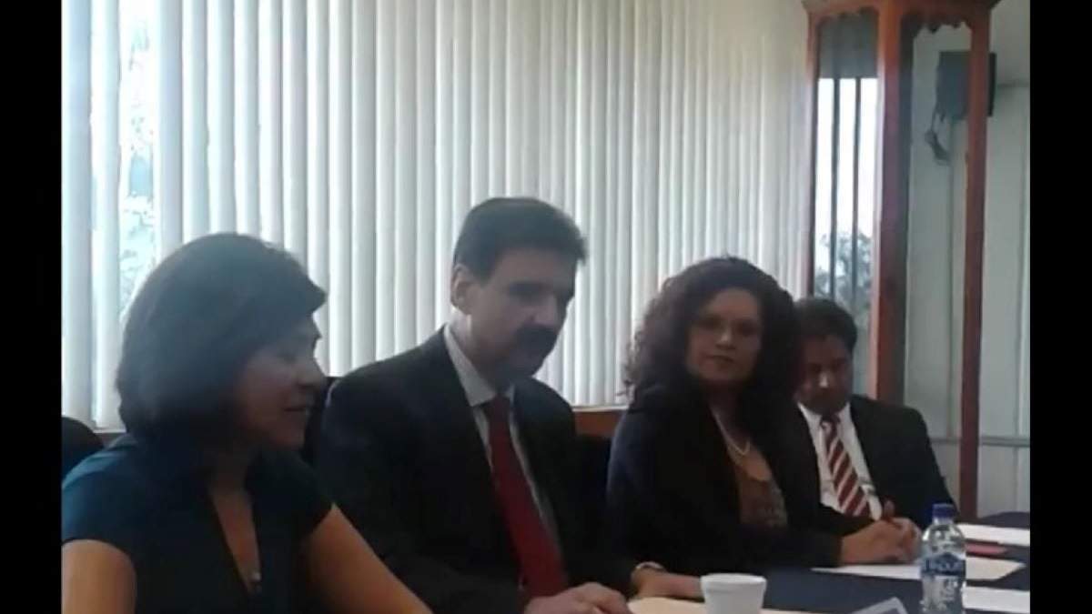 Gilberto García Santamaría González en una reunión como director de la FES Aragón en 2015
