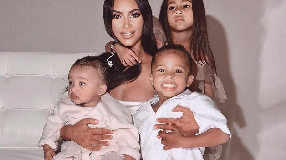 Kim Kardashian junto a North, Saint y Chicago West. Fuente: (Instagram).