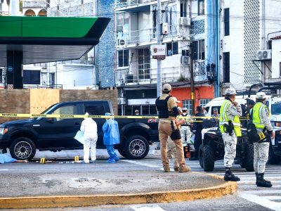 En pleno puente, dos turistas son baleados en la costera de Acapulco; uno murió