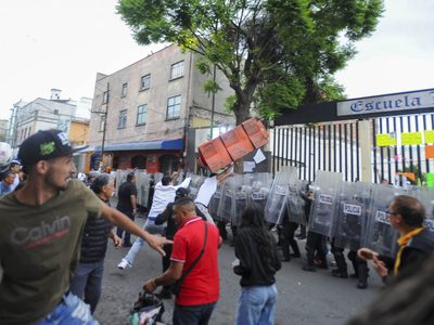 Peralvillo: chocan policías y manifestantes durante protesta en Escuela de Homeopatía (Video)