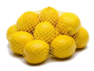 No tires la bolsa de malla de los limones y usala para darle un toque distinguido a la deco de tu living