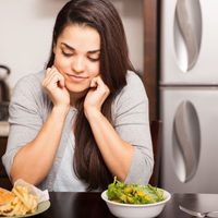 Noches de antojos: tres hábitos que los expertos aseguran que deberías evitar
