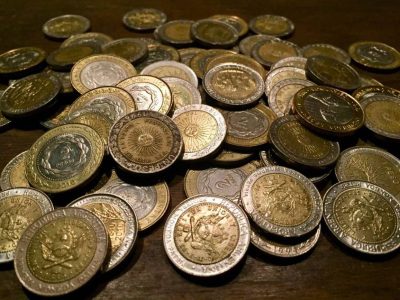 Podrías tener mucho dinero en tus manos: cuál es la moneda de 50 centavos por la que pagan más